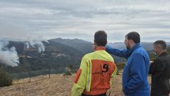 El presidente del Principado, Adrin Barbn, observa el incendio forestal en Ibias