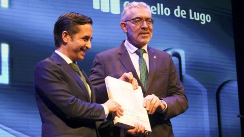 Intercambio de regalos entre los alcaldes de Ferrol, Jos� Manuel Rey, y Lugo, Miguel Fern�ndez.