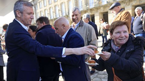 El presidente ofreciendo una tapa a una mujer en el Obradoiro, durante una campaa de productos gallegos.