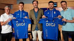 El serbio Ivn Ilic (2i) y el portero rumano Horatiu Moldovan (2d) son presentados como nuevos jugadores del Real Oviedo, junto al presidente de GAM, Pedro Luis Fdez (c), Roberto Surez (izda) y Agustn Lleida, este jueves en Oviedo