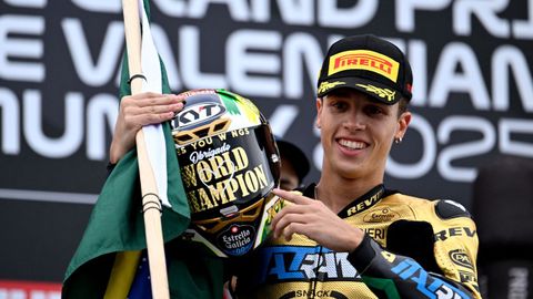 Diogo Moreira, celebra el t�tulo de campe�n de moto 2.