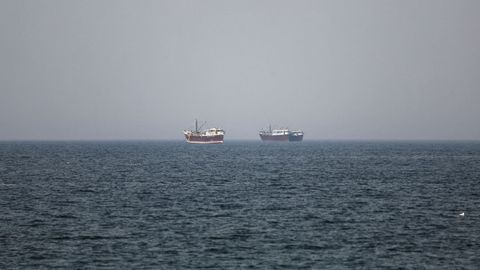 Barcos en el estrecho de Ormuz, vistos desde la costa de Om�n.