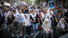 Las Madres de la Plaza de Mayo se siguen manifestando todos los jueves, 50 a�os despu�s.