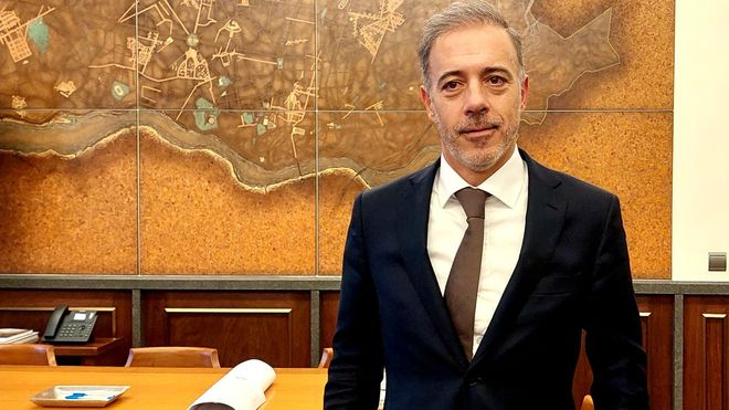 El alcalde de Oporto, esta semana en su despacho. 