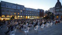 Las galer�as de Mar�a Pita, iluminadas durante un concierto en la plaza.