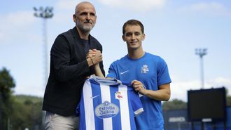 Marc Casad� posa, junto a Fernando Soriano, como nuevo jugador del Deportivo.