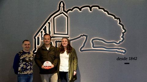 El gerente del Pazo de Cores, Pablo Rodrguez (en el centro de la foto), junto a la jefa de cocina, Vernica Snchez Castieiras, y el maestro pastelero Manuel Garea con la distincin obtenida por Slow Food. Este reconocimiento pone en valor la cocina de autor y productos locales que son la base principal de este establecimiento de A Baa que, oficialmente, ya es kilmetro cero.