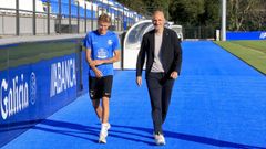 Jonathan Asp Jensen, junto a Fernando Soriano, durante la presentaci�n del jugador dan�s