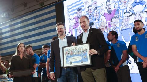 El jefe de la secci�n de Deportes de La Voz, Paulo Alonso, entrega una de las ilustraciones al consejero delegado del D�por, Carlos Ballesta 