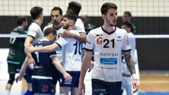 Del Carmen, en primer t�rmino, en el primer partido de la eliminatoria disputado en A Cachada.