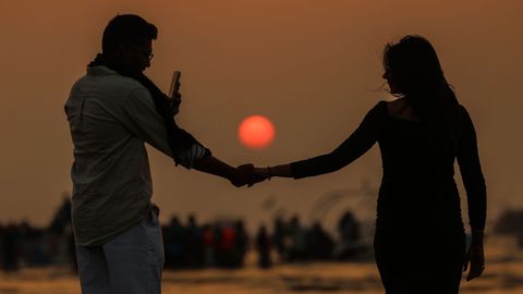 Una ceremonia en una playa de Bombay