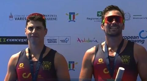 Los remeros gallegos Caetano Horta (izquierda)y Rodrigo Conde,&nbsp;en el podio tras la regata del Europeo de Varese.