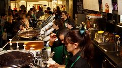Starbucks se estrena en Vigo con colas