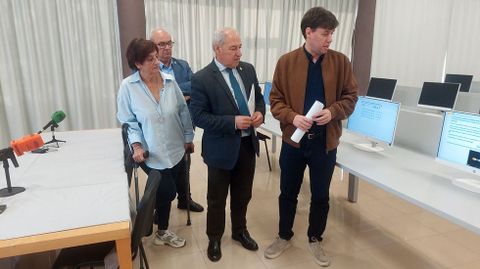 El alcalde, con el jefe provincial de Trfico (a la derecha) en el aula del multiusos