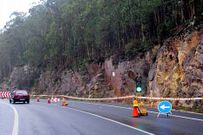 Dos sem�foros regulan desde ayer el tr�fico en esta carretera.