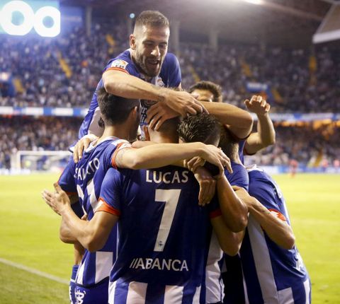 Los jugadores del D�por celebran el gol del empate, el sexto de Lucas esta temporada. 