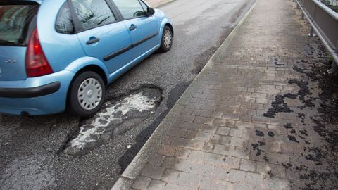 Estado de la carretera en la calle Jos� Pernas Pe�a de Poio