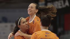 Pauli�a y Macarena festejan uno de los goles naranjas contra el Juventud del C�rculo de Burgos.