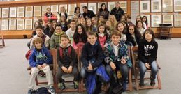 Los tres grupos de estudiantes y profesores en el museo de La Voz de Galicia, en Sab�n. 