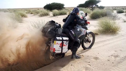 Judith Obaya durante su recorrido en motocicleta a trav�s del S�hara