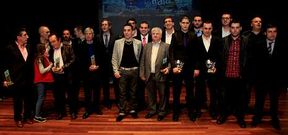 Deportistas locales, organizadores y autoridades posaron para una foto hist�rica del automovilismo en Carballo.