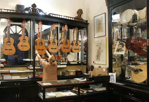 Josefa lleva m�s de 45 a�os trabajando en la tienda de instrumentos musicales.