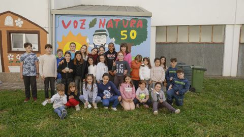 Alumnos do colexio Frei Lu�s de Granada de Sarria realizan un mural que ao mesmo tempo conmemora os 50 anos do centro e homenaxea o programa Voz Natura
