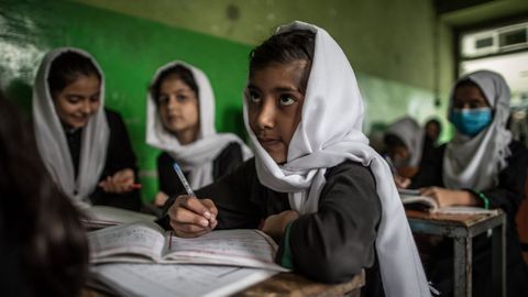 Imagen de archivo de una clase de nias afganas antes de la toma de Kabul por parte de los talibn.