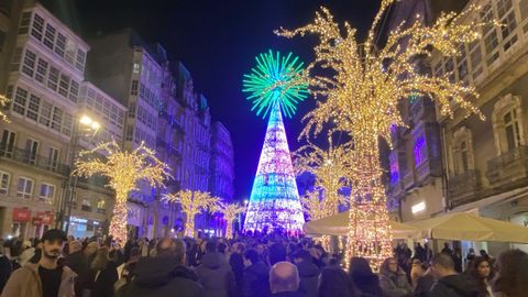 Turistas en la Porta do Sol de Vigo para ver las luces navide�as