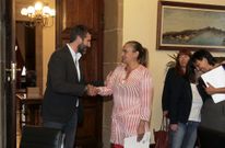 Alberto Varela recibi� a Carmela Silva en su primera visita institucional a un Concello arousano. 