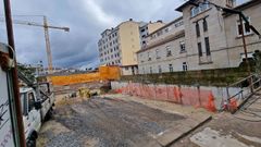 Obra paralizada junto al CEIP Praza de Barcelos, en Pontevedra, que ha causado da�os en el colegio