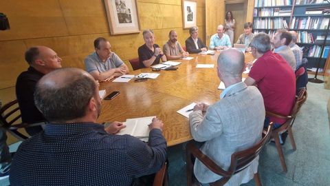 El consejero Borja S�nchez, en la cabecera de la mesa en la imagen, al inicio de la reuni�n de la Comisi�n Regional de Seguridad Minera.