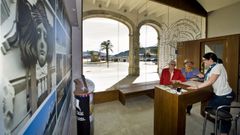 En la imagen de archivo, la oficina de turismo ubicada en el muelle de Curuxeiras