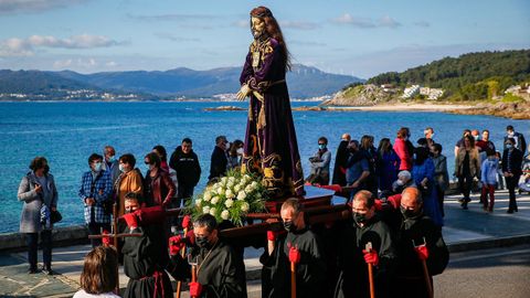 Los sonenses salieron a contemplar el paso de una procesin que parti de la iglesia parroquial para llegar a la capilla de A Atalaia.