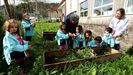 Alumnos de la escuela unitaria de Verducido, trabajando en la huerta escolar
