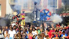 Dos figuras ardiendo durante la tradicional Queima de Damas e Gal�ns 