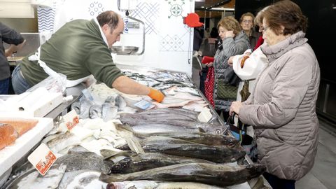 Puesto de pescado en el mercado de abastos, ayer en Carballo