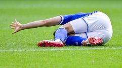 Un jugador del Real Oviedo se duele en el suelo durante el partido ante el Legan�s