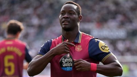 Bil Nsongo se�ala el escudo de su camiseta al celebrar el 0-1.