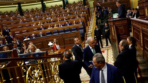 Los diputados de Vox abandonan el pleno y dejan los pinganillos en el esca�o de S�nchez