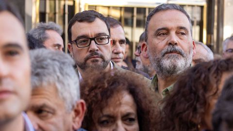 El presidente del Principado de Asturias, Adri�n Barb�n (c), durante la manifestaci�n en contra del peaje del Huerna, a 17 de octubre de 2025, en Oviedo, Principado de Asturias (Espa�a). Este viernes est� prevista la primera de las movilizaciones a las 17.30 horas, con salida desde la Estaci�n del Norte en Oviedo, en la calle Ur�a, hasta la Plaza de la Escandalera. La convoca la Alianza por las Infraestructuras, en la que se integra el Gobierno de Asturias, el resto de partidos pol�ticos asturianos y agentes sociales