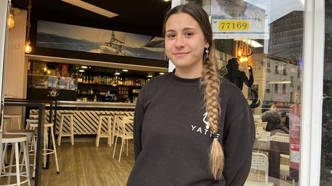 Mónica Pena, camarera del café bar Yatte, a las puertas del establecimiento.