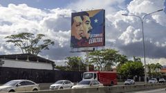 Valla con la imagen de Nicols Maduro y Hugo Chvez junto a una carretera de Caracas