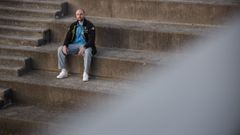 Roney Franzini, este domingo sentado junto al puente del Burgo