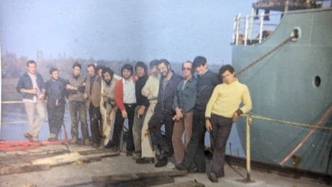 Parte de la tripulación del Badagry en el 1973. El joven de amarillo, el primero por la derecha, es Gonzalo Trabazos y el de negro, el sexto por la derecha, es Carlos Juncal. Mario no sale porque fue el que sacó la fotografía.