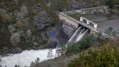Presa del Tambre con las compuertas abiertas hace unas semanas