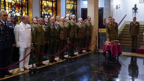 El coronel Jes�s Moreno del Valle atiende a la prensa antes de tomar posesi�n del cargo como nuevo delegado de Defensa de Asturias