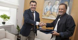 Rom�n Rodr�guez, a la izquierda, saludando al presidente de la academia, Manuel Quintana Martelo.