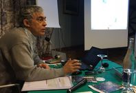 Leopoldo Castro, en su intervenci�n de ayer en el curso de Ribadeo, con el mapa de v�spidos. 