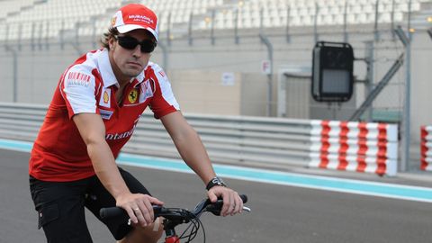 Imagen de archivo de Fernando Alonso en bicicleta.